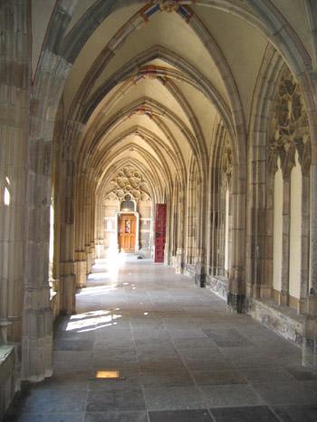 De oude kloostergangen bij de Domkerk, maar wacht eens even?! Loopt daar een spook?! Of is het reflectie!? Voor de ware Ghostbuster is de foto in groot formaat te verkrijgen. Ach, het is maar wat je wilt geloven h