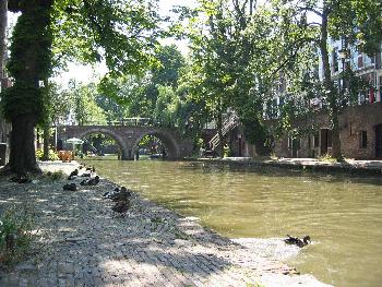 Oude Gracht Weerdzijde... Boven op straatniveau vindt de bedrijvigheid plaats, beneden op de werven is er rust...